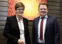 

Mit ihrem jährlichen Empfang zum Buß- und Bettag will die Evangelische Kirche ein politisch und gesellschaftlich relevantes Zeichen setzen. Dr. Andreas Hollstein ist Bürgermeister der Stadt Altena und sprach über die Notwendigkeit, die Bürgergesellschaft angesichts des Auseinanderdriftens der Gesellschaft zu stärken.