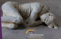 RECKLINGHAUSEN / PROPSTEI-KIRCHE (Kirchplatz 4) - Mit ihren fast lebensgroßen Bronzeskulpturen zeigt die Künstlerin Lotta Blokker Seelenzustände von Menschen in Auseinandersetzung mit sich und der Welt, mitten in der schlaflosen Nacht. Die Künstlerin eröffnet damit emotionale und sinnliche Zugänge zu existentiellen Fagestellungen, mit denen auch die Telefonseelsorger*innen am Telefon und im Chat Tag und Nacht in Kontakt . Das künstlerische Rahmenprogramm bietet mit einem Jazz Poetry Slam, einem Foto-Walk, einer Lesung mit Geflüchteten, einem Jazzkonzert, einer Lesung von Telefonseelsorger*innen und einer meditativen Lichtinstallation weitere Zugänge, ergänzt durch Führungen. Die Schirmherrschaft haben Präses Annette Kurschus und Weihbischof Rolf Lehmann.