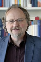 
Zum 70. Jahrestag der Menschenrechte sprach Prof. Dr. Dr. h.c. Heiner Bielefeldt, ehemaliger UN-Sonderberichterstatter für Religionsfreiheit, im Haus des Evangelischen Kirchenkreises.