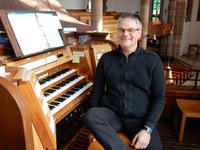 Michael Mikolaschek (Foto: privat) ist ein Multitalent. Am Kontrabass, Klavier und Orgel spielt und komponiert er Querbeet alle Stilrichtungen