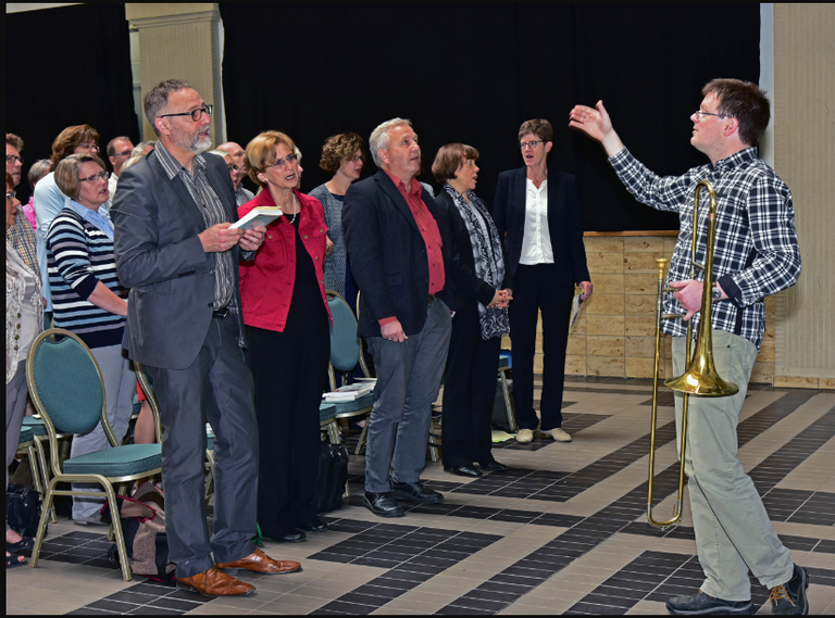 DORSTEN - Auf Einladung von Annette Kurschus, Präses der Evangelischen Kirche von Westfalen (EKvW),begaben sich jetzt Pfarrerinnen und Pfarrer aus den Evangelischen Kirchenkreisen Gladbeck-Bottrop-Dorsten und Recklinghausen auf die Suche nach einem zeitgemäßen Pfarrbild in der EKvW. In der historischen Kulisse der alten Lohnhalle des ehemaligen Bergwerkes Fürst Leopold in Dorsten tagte zu diesem Thema ein gemeinsamer Pfarrkonvent der beiden Kirchenkreise. Die Gruppenveranstaltung war ein wesentlicher Bestandteil des breit angelegten Diskussionsprozesses um das Pfarramt in der westfälischen Landeskirche.